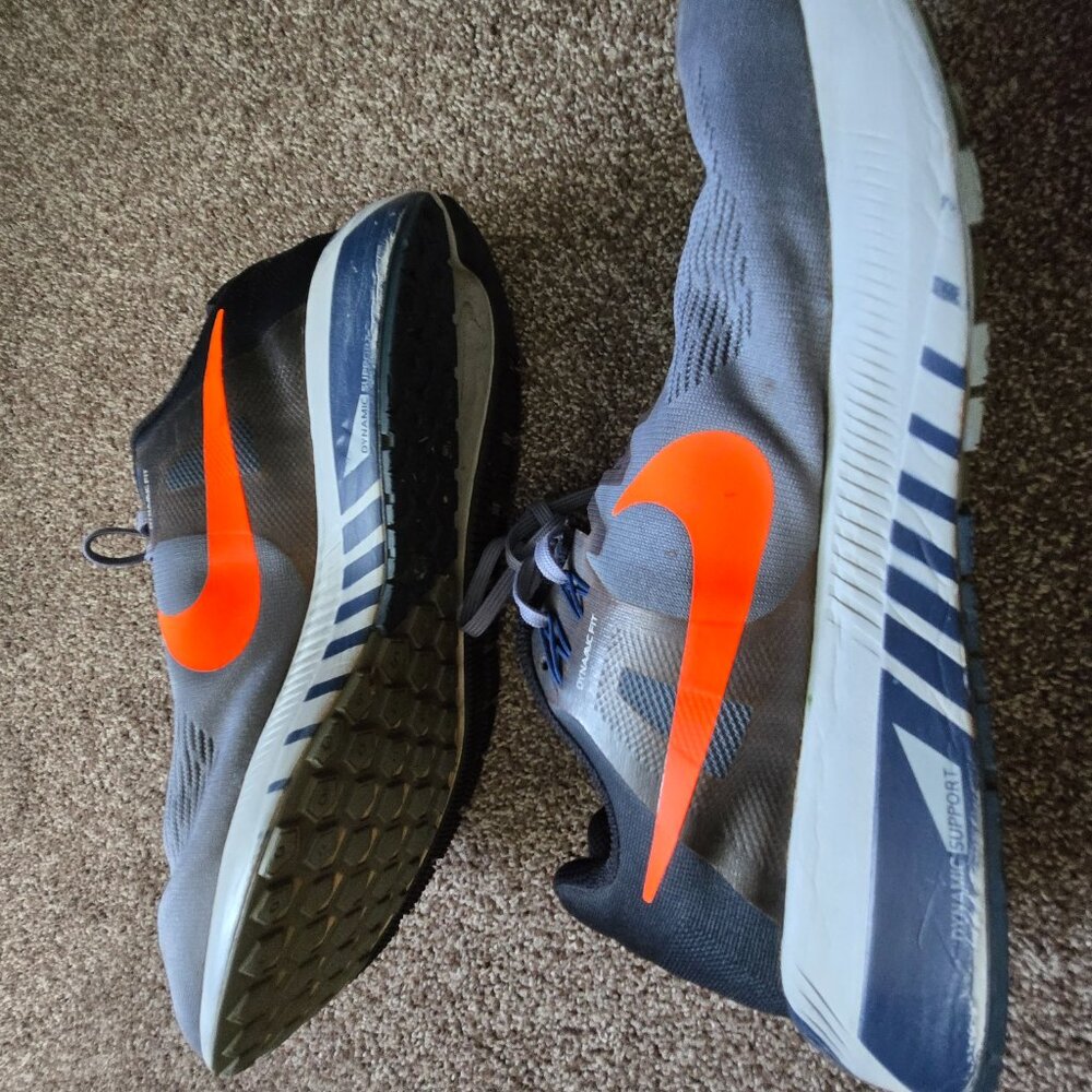 Nike - Picture 2 of 9